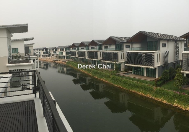 Senibong Cove isola villas canal view, Senibong