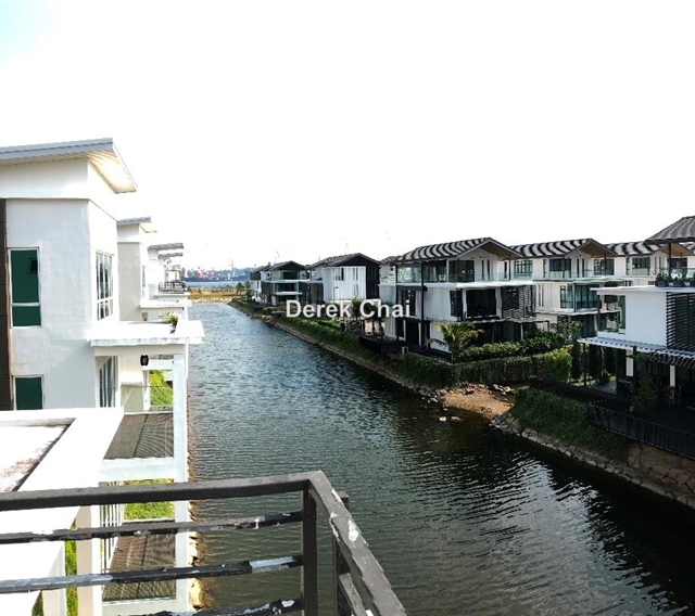 Senibong cove isola villas canal view, Masai
