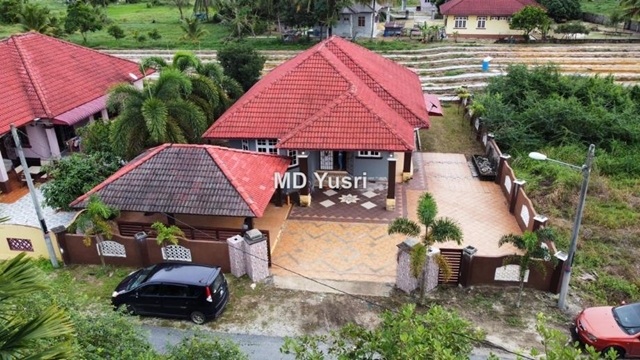 RUMAH BANGLO COMEY DAN LUAS UNTUK DI JUAL DI BERIS, Bachok